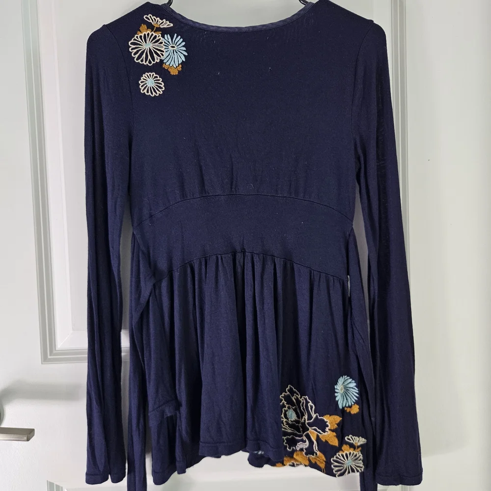 Anthropologie Y2K/Early 2000's Deletta floral embroidered wrap tie top in navy - Picture 2 of 5